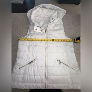 NWOT New York and Company white puffer vest with hood size small